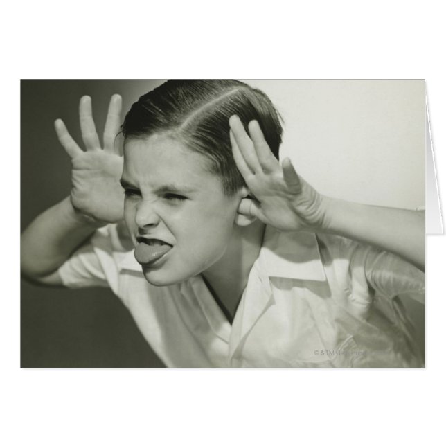 Un garçon qui fait son visage (Devant horizontal)