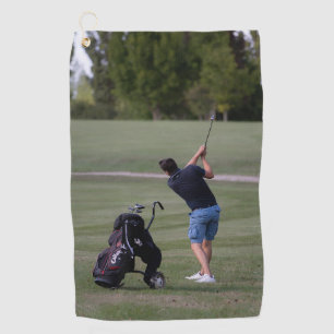 Un homme balançant une serviette de club de golf