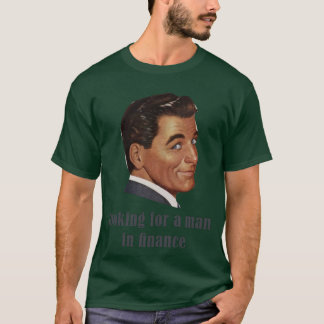 Un homme en T-shirt finance
