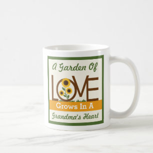 Un jardin de l'amour se développe dans la tasse du