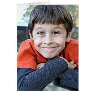 Un jeune garçon qui flirte