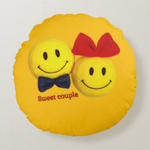 Un joli couple souriant visage mignon coussin rond