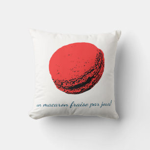 un macaron fraise par jour! throw pillow