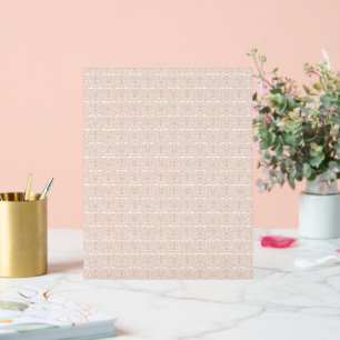 un motif à damiers beige et blanc sur une banquett