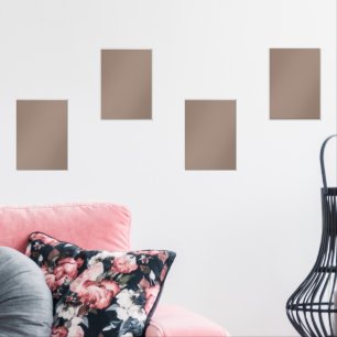un mur marron avec une horloge