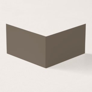 un mur marron avec une horloge noire et blanche