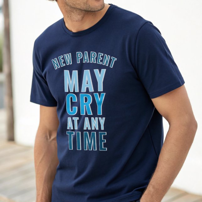 Un Nouveau Parent Peut Pleurer Un T-shirt Slogan P (New parents may cry at any time. It's lack of sleep I think. A fun shirt for the new dad or new mom)