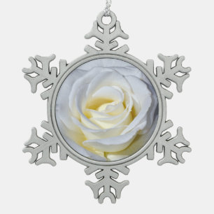 Un ornement de flocon de neige en étain blanc