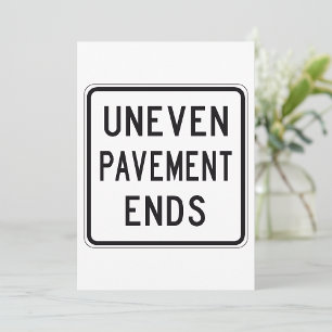 Un pavé inégal termine les invitations