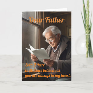 Un père âgé lit une carte de voeux
