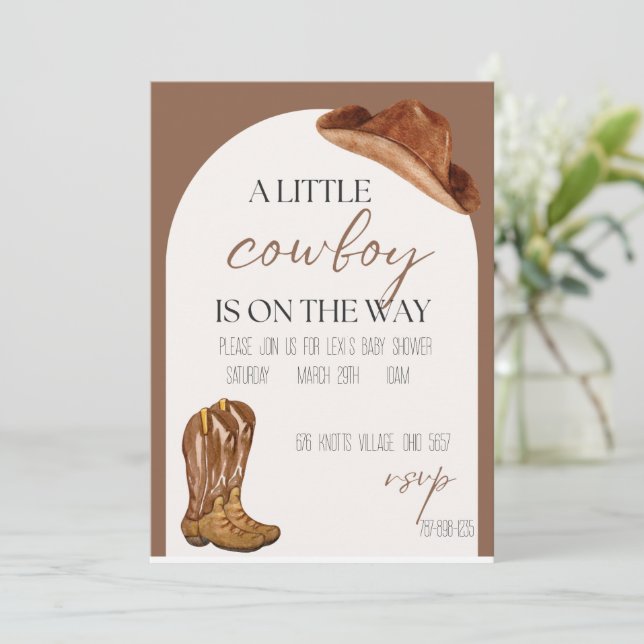 Un petit cow-boy est sur le chemin des invitations (Debout devant)