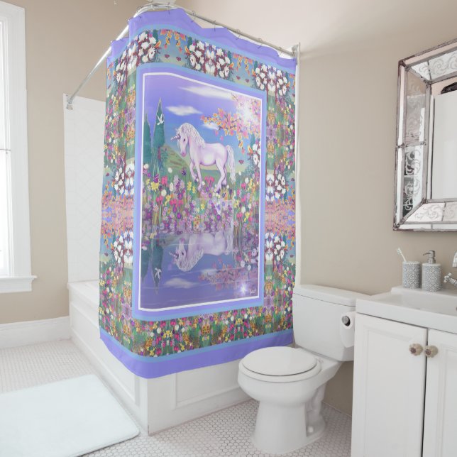 Un rideau de douche violet paradis (En situation)
