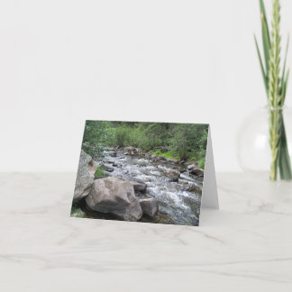 Un ruisseau bouillonnant et des rochers