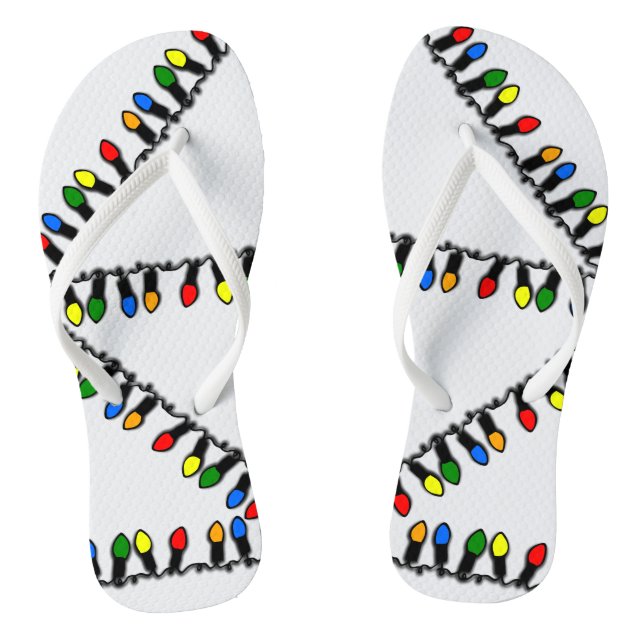 Un sapin de Noël lumineux illumine les tongs de No (Semelle)