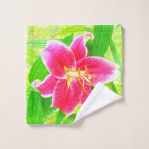 Un stargazer rose assez profond Lily sur Lime Gree