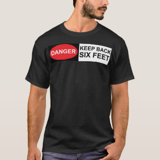 Un T-shirt noir garde le dos en signe de détresse 