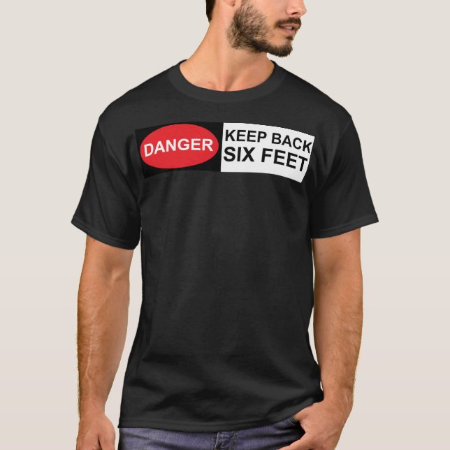 Un T-shirt noir garde le dos en signe de détresse  (Devant)