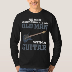 Un Vieux Homme Avec Un T-shirt noir Guitare