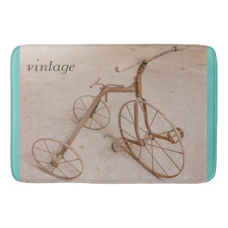 UN VIEUX TRICYCLE 1928 TAPIS DE BAIN
