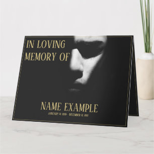 Un visage endormi dans une carte à moitié ombre