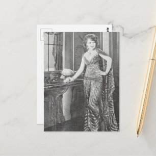 Une belle femme sur une carte postale en noir et b