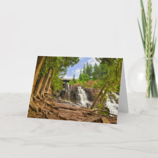 Une carte de voeux magnifique de photo de cascade