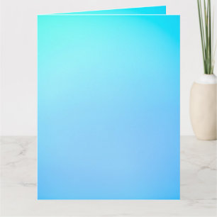 Une carte dégradée bleue vide affichée sur un marb