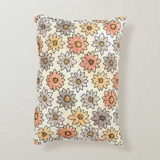 une coussin avec un tableau de fleurs confortable