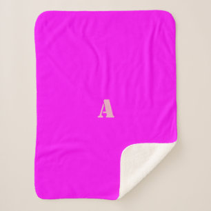 Une couverture en polaire Monogramme rose Magenta