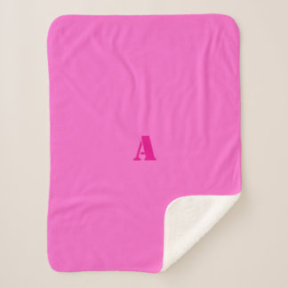 Une couverture en toison rose Monogramme