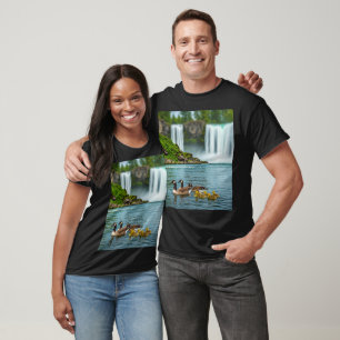 Une famille d'oies par la cascade T-Shirt Design.