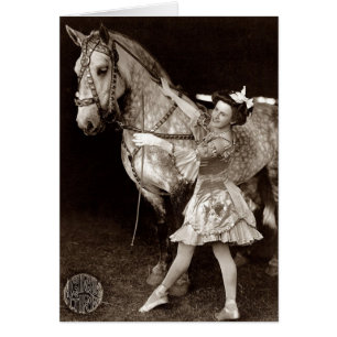 Une fille de cirque et un cheval