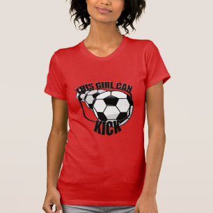 Une fille de football peut botter un T-shirt