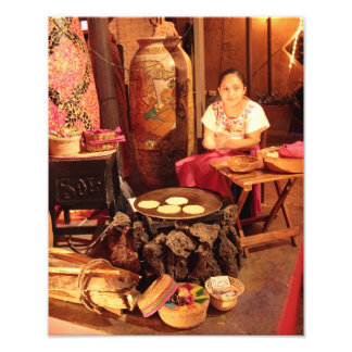 Une fille mexicaine fabrique des tortillas photo