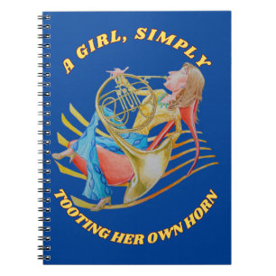 UNE FILLE TOOTE SIMPLEMENT LE CARNET À LA CORNE