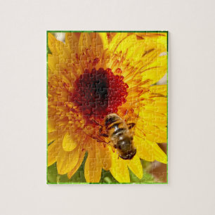 Une fleur joyeuse avec un puzzle d'abeille occupée