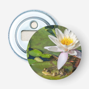 Une grenouille sous une fleur de nénuphar bottle opener