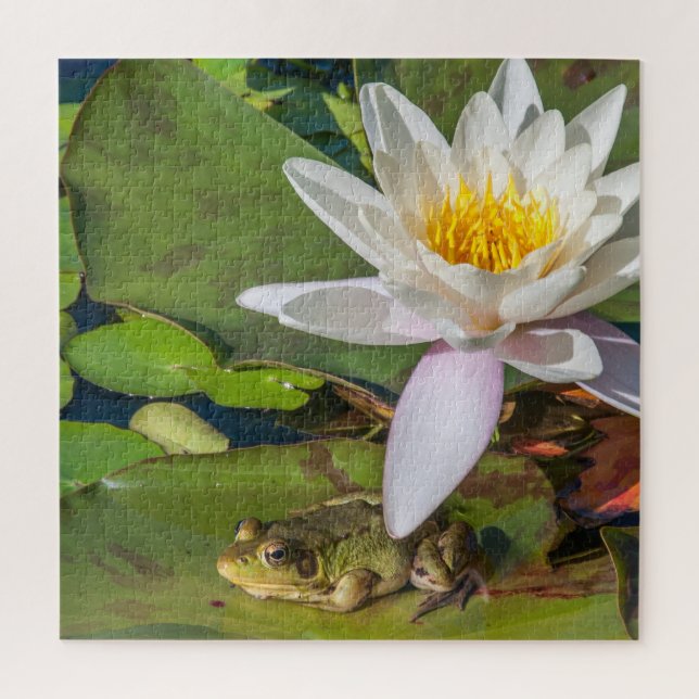 Une grenouille sous une fleur de nénuphar jigsaw puzzle (Vertical)