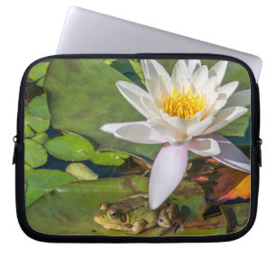 Une grenouille sous une fleur de nénuphar laptop sleeve
