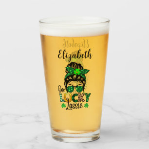 Une Heureuse Lassie Avec Un Nom En Verre