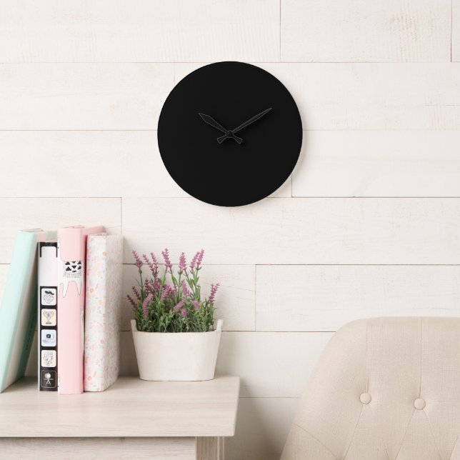 Une horloge blanche affichée en évidence contre un (Salle de lecture)