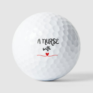 Une infirmière avec des balles de golf Heart