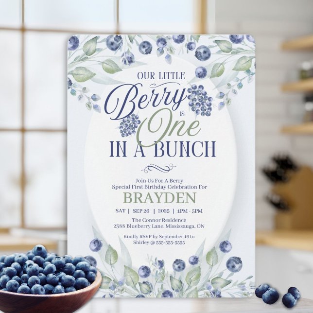 Une Invitation D'Anniversaire Dans Un Groupe (Celebrate your little one’s first birthday with this elegant blueberry-themed invitation.)