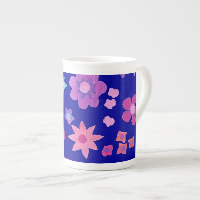 Une jolie Mug de Chine à fleur bleu foncé (Devant droit)