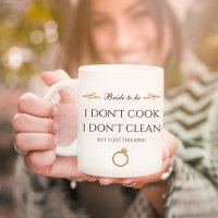 Une mariée engagée pour être une Mug de café