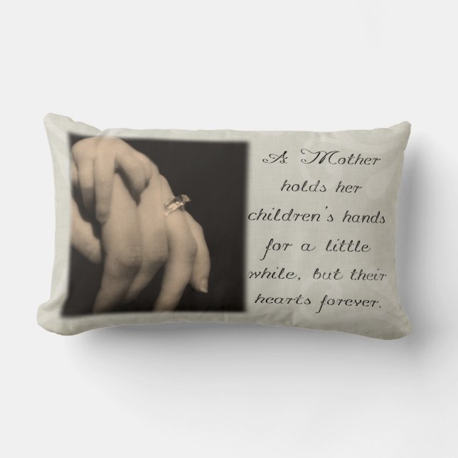 Une mère tient le coussin des mains de ses enfants (Recto)