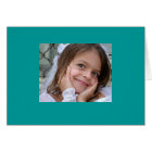 UNE PETITE FILLE HABILLÉE VERS LE HAUT DE EN TANT