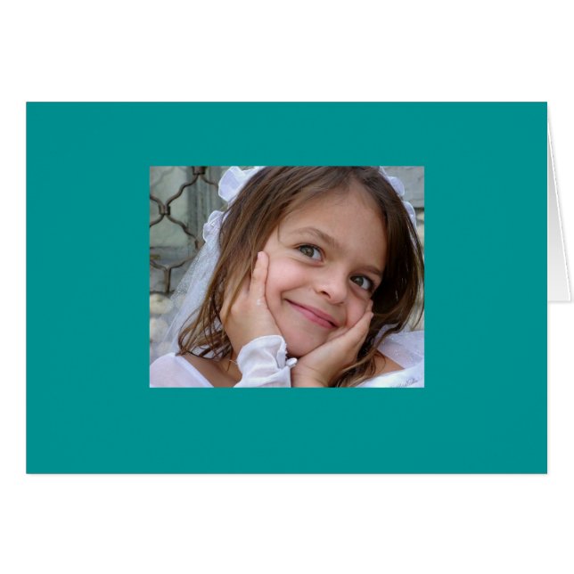 UNE PETITE FILLE HABILLÉE VERS LE HAUT DE EN TANT (Devant horizontal)