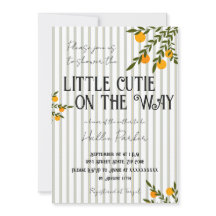Une petite mignonne est sur la voie Invitation