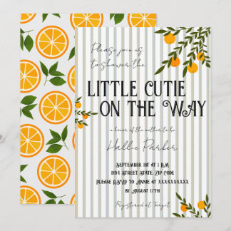 Une petite mignonne est sur la voie Invitation